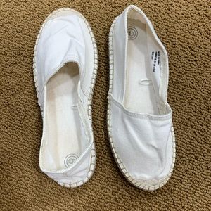 UO WHITE SLIP ON - SIZE 7